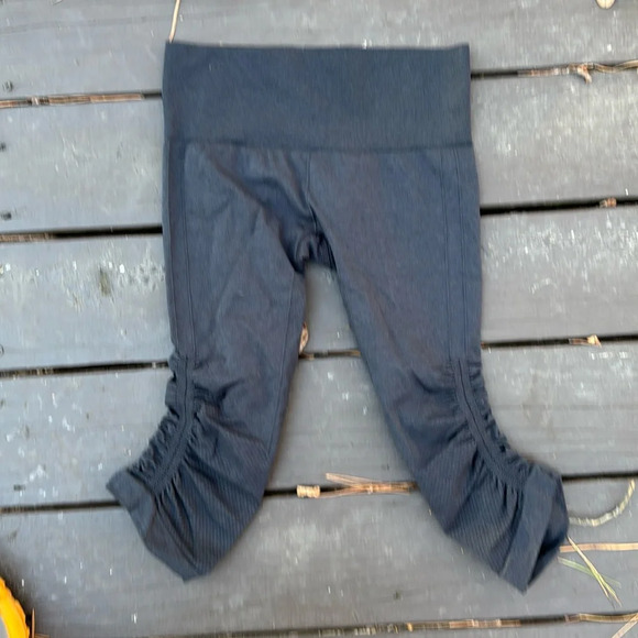 Lululemon black ribbed capris (see measurements) - Picture 1 of 6